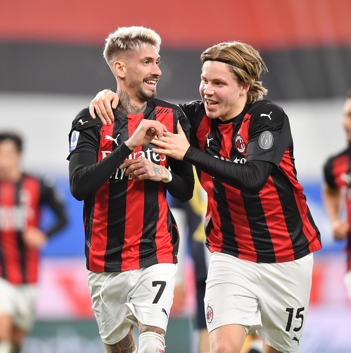 AC米兰大胜桑普多利亚,继续领跑积分榜 AC米兰大胜桑普多利亚,继续领跑积分榜