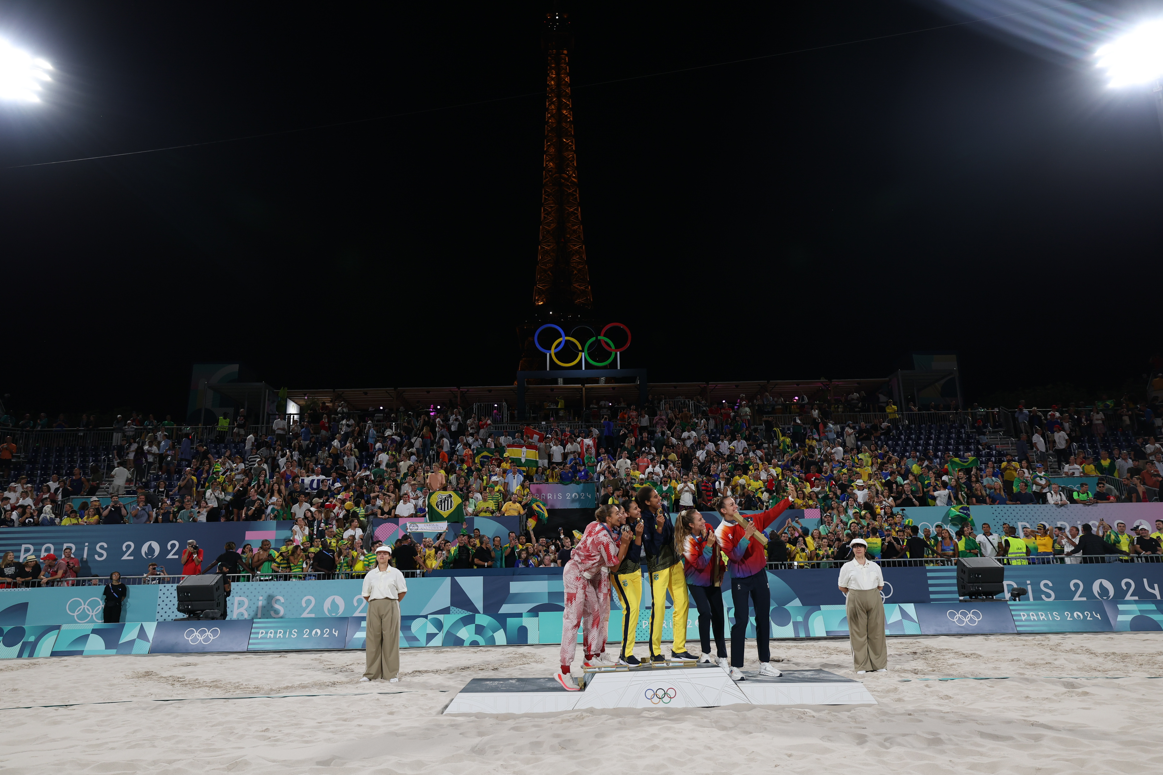 澳大利亚队在女子沙滩排球比赛中取得胜利 澳大利亚队在女子沙滩排球比赛中取得胜利