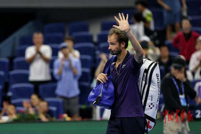 西班牙网球队翻盘法国网球队，梅德韦杰夫绝境逆转的简单介绍